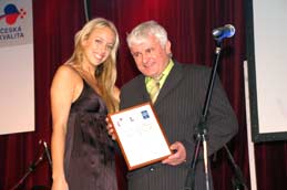 Kateřina Mátlová s oceněným / Katerina Matlova with one of honoured